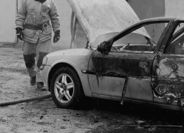 İtfaiye su ile yanan bir arabadan söndürmek, ateş, söndürmek, siyah ve beyaz