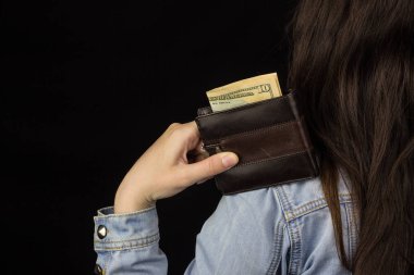 bir cüzdan para, yakın çekim, siyah arka plan, banknot, dolar tutan kadın