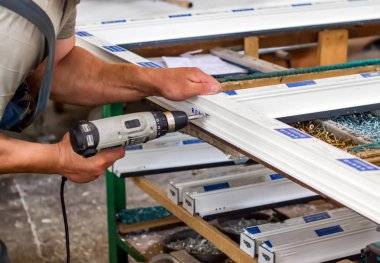 Üretim pvc pencere, bir adam vidalar bir tornavida bir pvc pencere, yakın çekim, windows pvc