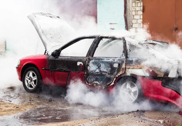 Hořící auto, spousta kouře, ohně, zkrat — Stock fotografie