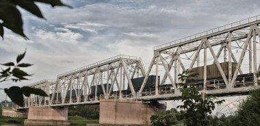 Yük treni Nehri Demiryolu Köprüsü hareket ediyor