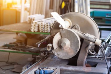 Profilleri daire metal profil, yakın çekim, kesmek için testere gördüm