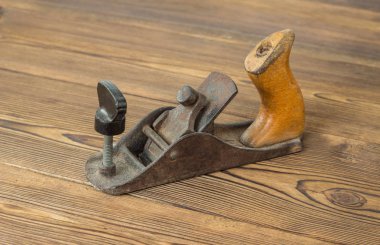 İşleme bir ağaç, yakın çekim, ahşap arka plan, çalışırken-uçak için küçük bir jointer