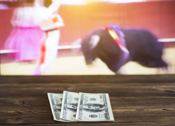 Pieniądze dolarów na tle telewizor na którym Pokaż walka byków, zakłady bukmacherskie, dolarów — Zdjęcie stockowe