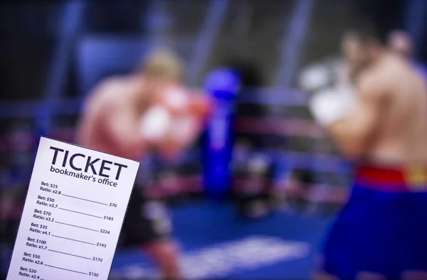 Bukmacher bilet na tle telewizor na którym Pokaż boks, zakłady sportowe, pierścień — Zdjęcie stockowe