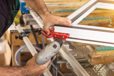 Üretim pvc pencere, bir adam vidalar bir tornavida bir pvc pencere, yakın çekim, windows pvc