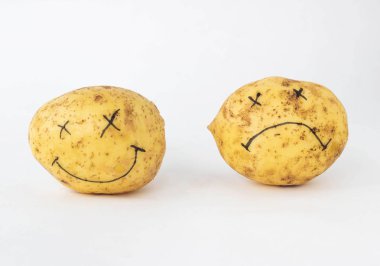 Patates meslektaşlar ve memnun yüzü hayır GDO ve nitrat ve nitrat, yakın çekim, genetiği değiştirilmiş organizma, pratie ile olan beyaz bir arka plan üzerinde