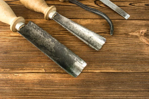 Cortadoras para tallar madera, sobre fondo de madera, primer plano, herramienta de corte —  Fotos de Stock