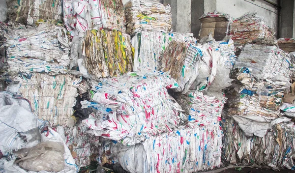 Спрессованный мусор для дальнейшей переработки, сортировки и переработки мусора, материала — стоковое фото