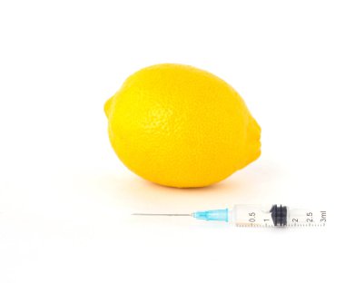 limon GDO ve nitrat, yakın çekim, şırıngayla yanında olan beyaz arka plan üzerinde genetiği değiştirilmiş organizma