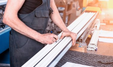 Üretim windows bir işaretleyici yazmak plastik profil boyutları, yakın çekim, pvc, pvc, bir adam yazıyor, kol