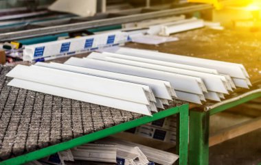 Pvc windows imalatı, plastik pvc profil yatıyor tablo, yakın çekim, Bölüm