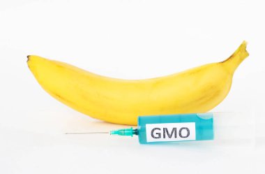 Muz GDO ve nitrat, yakın çekim, şırıngayla yanında olan beyaz bir arka plan üzerinde genetiği değiştirilmiş organizma, nitrat