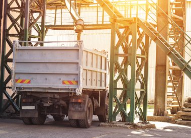 Bitki işleme ve tahıl, bir kamyon saklamak için tahıl ile yüklenir, tahıl İnşaat