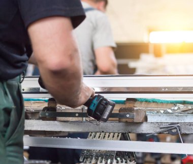 Üretim windows pvc, adam vidalı tornavida menteşeli savunma kanat üzerinde pvc çerçeve, yakın çekim, iş