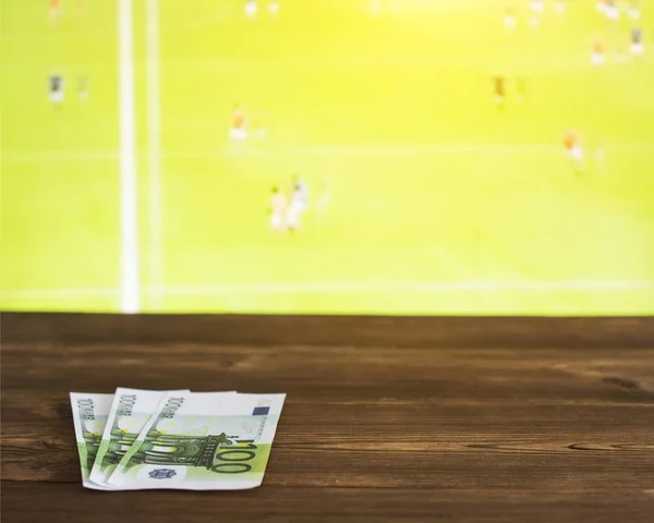 Euro pieniądze na tle telewizor na którym Pokaż Futbol gaelicki, zakłady bukmacherskie, Futbol gaelicki — Zdjęcie stockowe