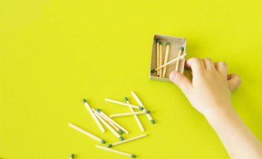 Küçük bir çocuk kibritle çalış, maçlar kibrit kutuları, yakın çekimler, yangın, lucifer maç, el