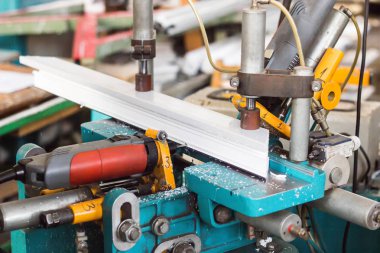 Üretim Pvc Pencere, Pvc Pencere, matkap plastik profilinde delikler yapmak için bir makine
