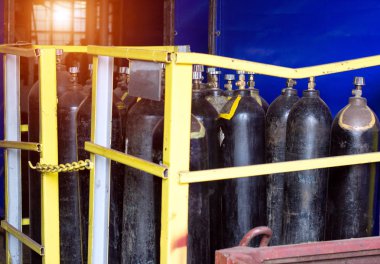 Oksijen ile siyah silindir dükkanda Fabrikası'nda, bir gün batımı pencereden silindir kırılıyor