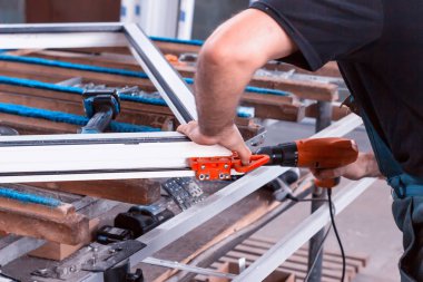 Üretim windows pvc, adam vidalı tornavida menteşeli savunma kanat üzerinde pvc çerçeve, yakın çekim, iş, işlem