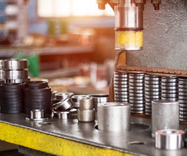 Rulman metal tutucu, basın makine, yakın çekim, derleme içine basarak