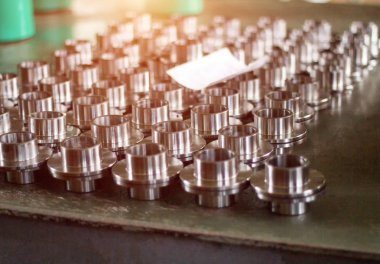 Tuşuna basarak rulman, yakın çekim, üretim, montaj için işlenmiş metal hub klipler