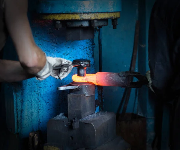 Les hommes font un métal rouge-chaud détail dans une vieille forge, gros plan, meta rouge-chaud — Photo