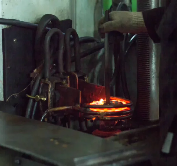 İşçi sertleştirme ısıl işlem metal Gear özel makine, yakın çekim, metal sertliği yapar — Stok fotoğraf