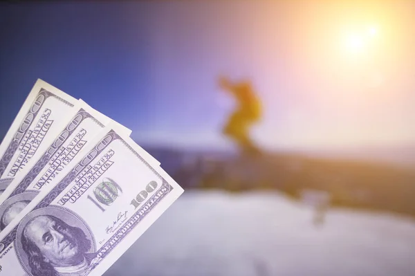 Dinero dólares en el fondo de una televisión que muestra snowboard, apuestas deportivas, snowboard, dinero — Foto de Stock