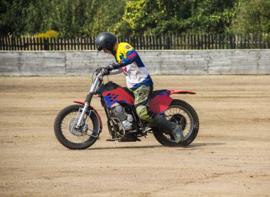 Bobruisk, Belarus - 8 Eylül 2018: Motoball, Genç çocuklar motosiklet motoball, yarışmalar oynamak