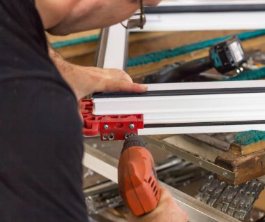 Üretim pvc pencere, bir tornavida hata yapar, bir pvc pencere, yakın çekim, kol tornavida, pvc