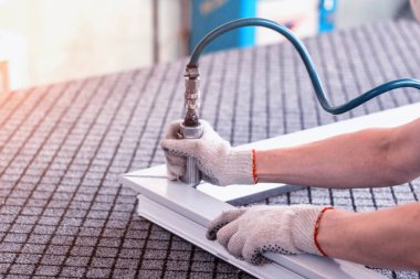 Üretimi pvc pencere, pvc çerçevede, köşeleri sıyırma, yakın çekim, süpürme