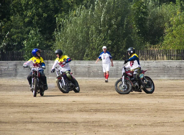 BOBRUISK, BELARUS - 8 de septiembre de 2018: Motoball, chicos jóvenes juegan motocicletas en motoball, competiciones — Foto de Stock