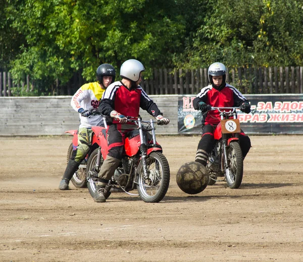 BOBRUISK, BELARUS - September 8, 2018: Motoball, young guys play motorcycles in motoball, competitions — Stock Photo, Image