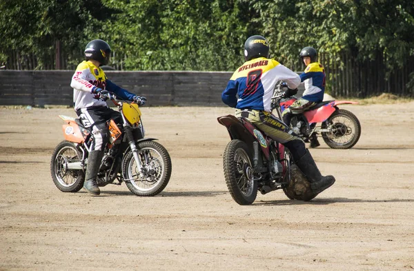 BOBRUISK, BELARUS - 8 de setembro de 2018: Motoball, jovens jogam motocicletas no motoball, competições — Fotografia de Stock