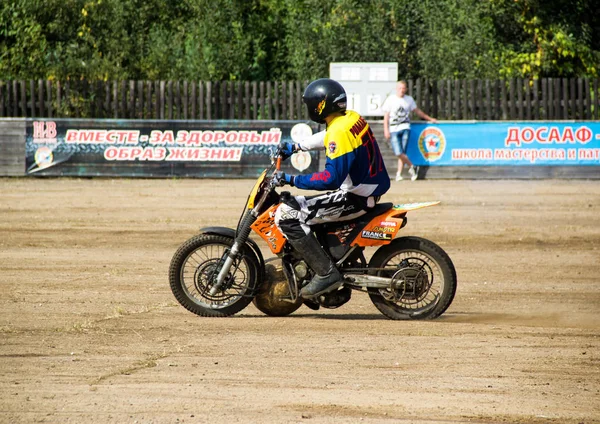 BOBRUISK, BELARUS - 8 de septiembre de 2018: Motoball, chicos jóvenes juegan motocicletas en motoball, competiciones — Foto de Stock