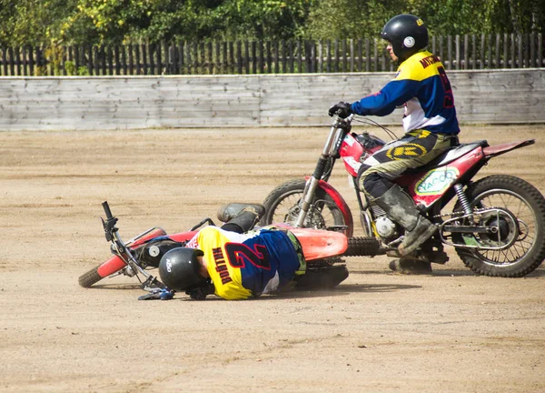 БОБРУЙСК, БЕЛАРУС - 8 сентября 2018 года: Мотобол, юноши играют на мотоциклах в мотобол, соревнования, падение, травма — стоковое фото