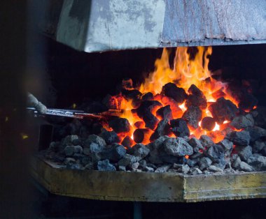 İçin daha fazla alay, eski forge, kömür kömür ve sıcak metal parçaları ile ateşli ocağı