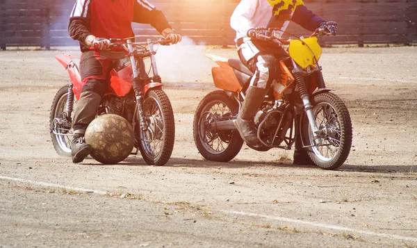 Motoball, Jugendliche spielen Motoball auf Motorrädern mit Ball, zwei Spieler — Stockfoto