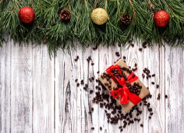 Çam fıstığı Noel topları topları, kopya alanı ile beyaz ahşap arka plan, Ladin dallar ile Noel ve yeni yıl için bir hediye kutusu