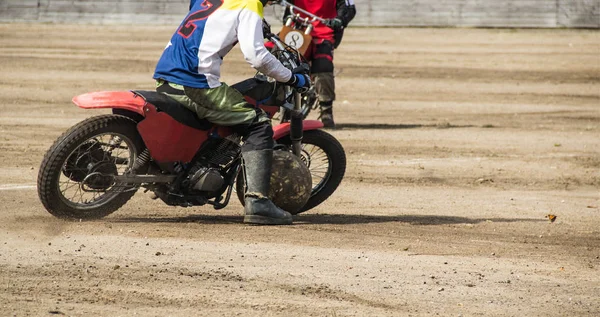 Мотобол, подростки играют в мотобол на мотоциклах с мячом, мотоцикл — стоковое фото