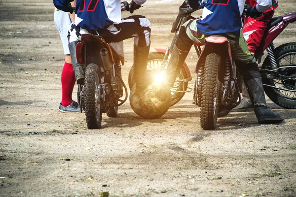 Motoball, dospívající hrát motoball na motocyklech s míčem, motocykly — Stock fotografie