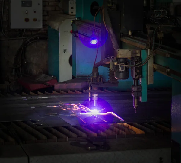 Maszyna do cięcia laserowego nowoczesny plazma automatyczne metali, plazmowe cięcie laser i laser, ława — Zdjęcie stockowe