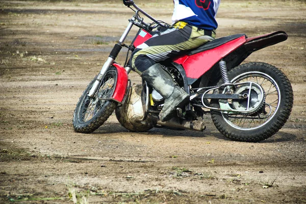 Motoball, gli adolescenti giocano a motoball su moto con una palla, moto — Foto Stock