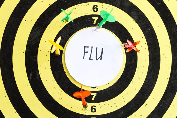 Objetivo con dardos en el centro de los cuales la inscripción gripe —  Fotos de Stock