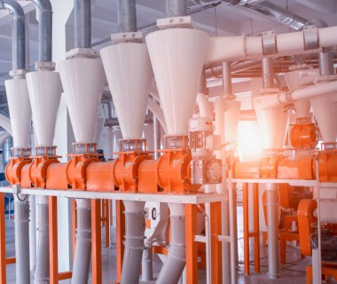 İçin gıda üretim tesisleri, un, bir sürü metal borular aracılığıyla hangi gıda un geçer, breadstuffs, Güneş