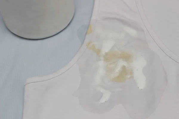 Helyszínen egy fehér póló folttisztító, harci foltot a ruhákat, fehér póló, közelkép, folttisztító konténer tele — Stock Fotó