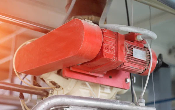 Produktion motor med skyddskåpa, röd, närbild — Stockfoto