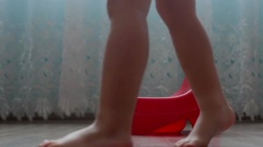 Tencereye, yakın çekim, beyaz, küçük kız gitmek öğrenir küçük bir çocuk ilgi, merak bebek pota gösterir