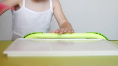 motor becerileri geliştirme oyunda çocuk ile anne çalış, bir çocuk çok renkli mozayku düşünme tasarımcı, geliştirme toplamak